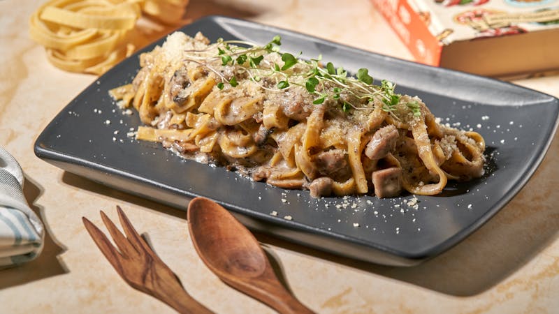 Creamy fettuccine alfredo pasta